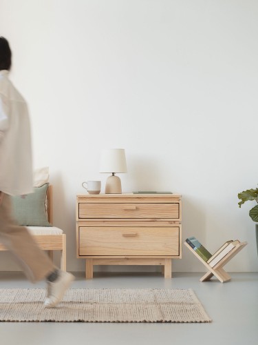 Mesa de cabeceira de madeira com 2 gavetas 78x62 AIKA | LUFE
