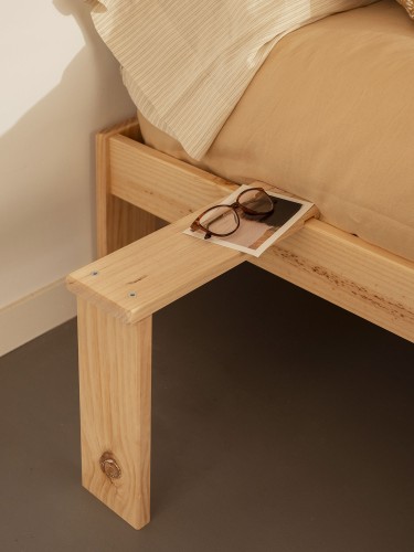 Mesita de noche con pata de madera | LUFE