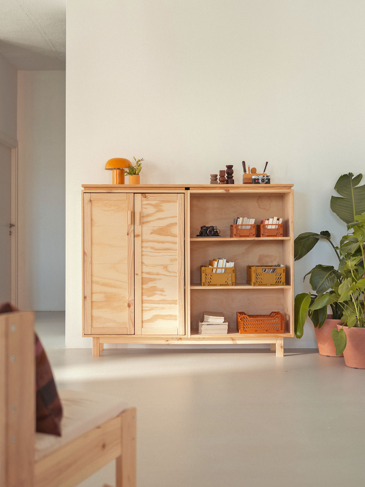 Aparador de madera con función armario y estantería | LUFE 2