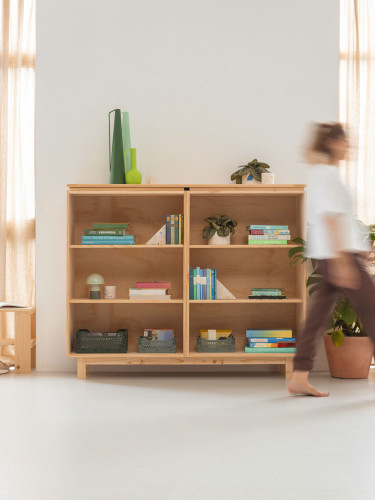 Estantería baja de madera natural con patas | LUFE