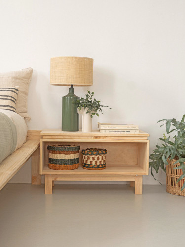 Mesita de noche con patas y hueco de madera natural | LUFE