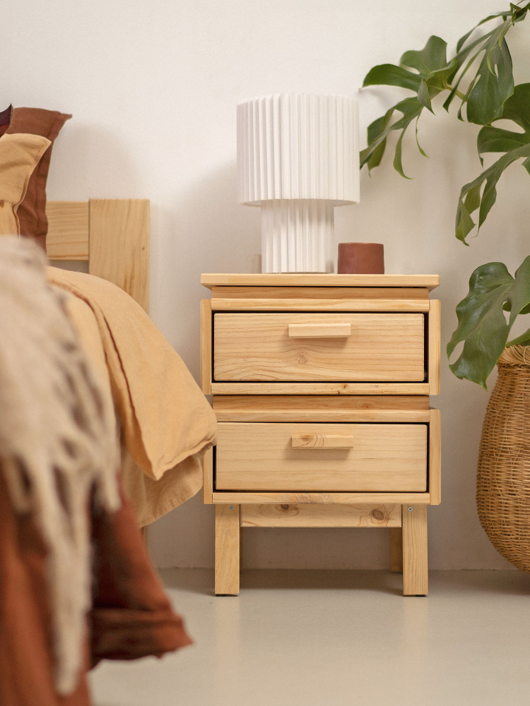 Mesita de noche de madera natural con cajones 2