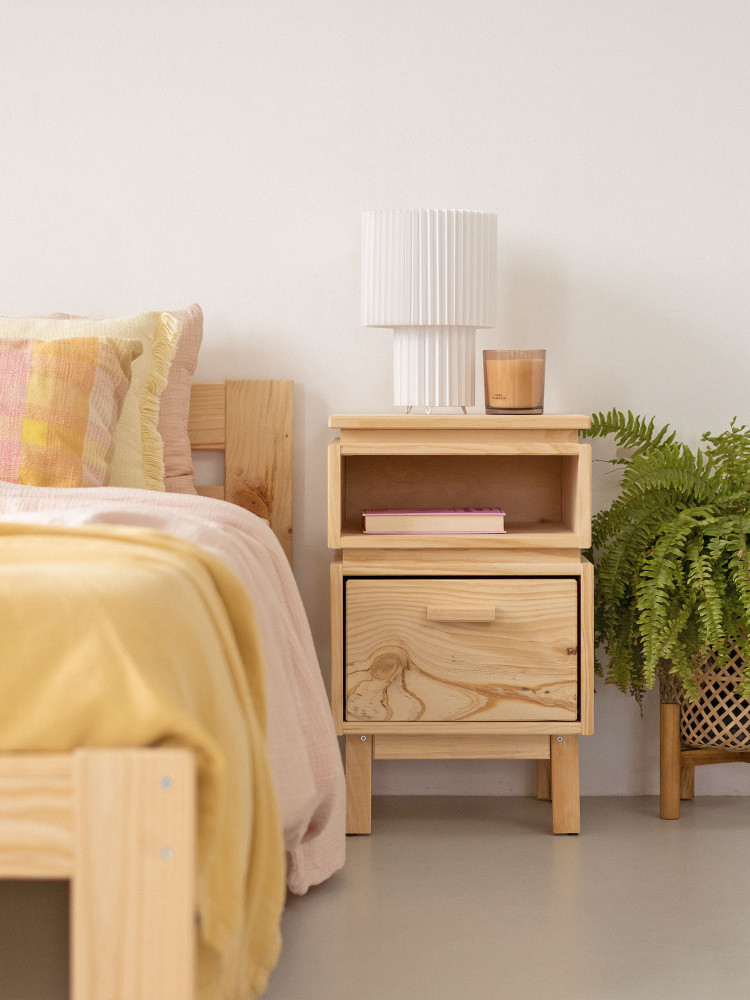 Comodino in legno naturale con vano e cassetto 2