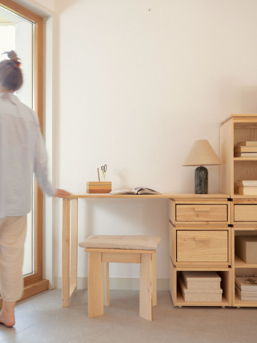 Scrivania in legno di pino con cassetti e vano | LUFE