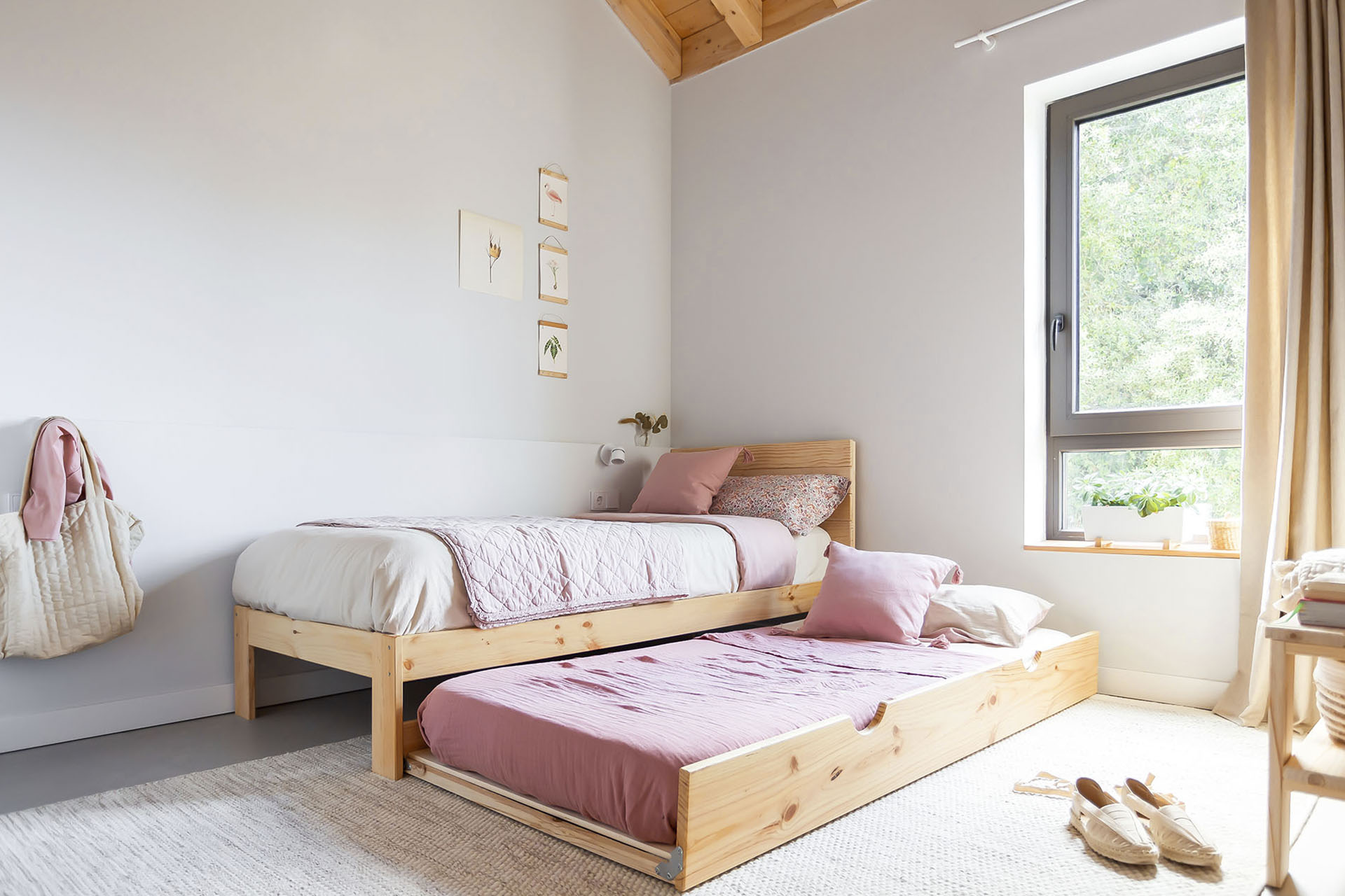Cama casita montessori con cama nido con arrastre