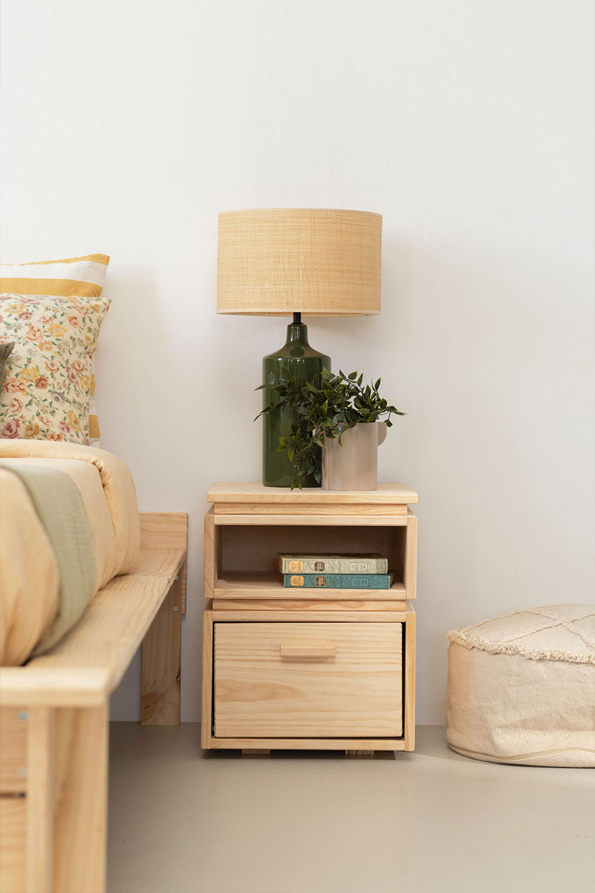 Imagen de ambiente 1 para:Mesita de noche de madera natural con cajón