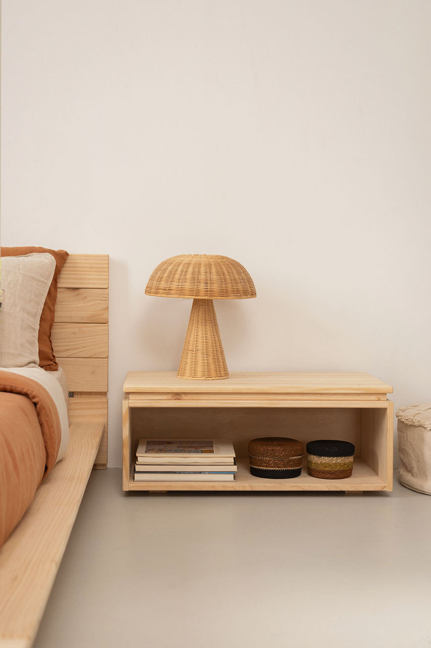 Imagen de ambiente 1 para:Mesita de noche baja de madera natural