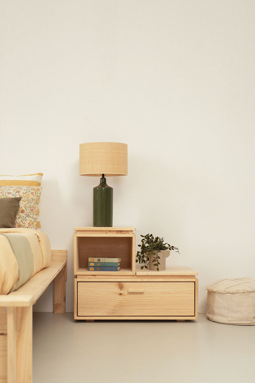 Imagen de ambiente 1 para:Mesita de noche de madera natural