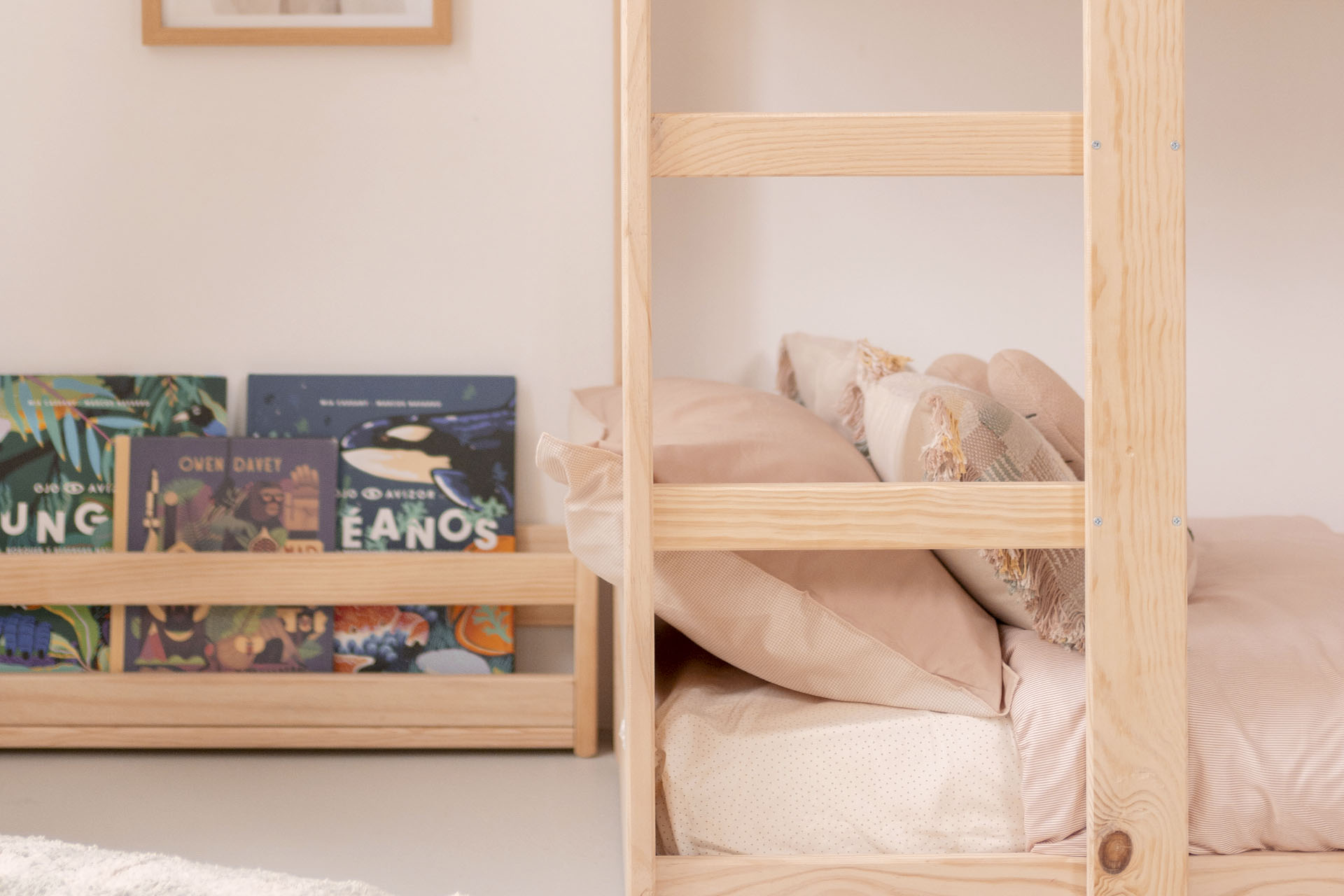Estantería Montessori con cubículos de almacenamiento Estantería para niños  pequeños Montessori Muebles de madera Regalo de guardería Estantería de  madera LARISSA -  España