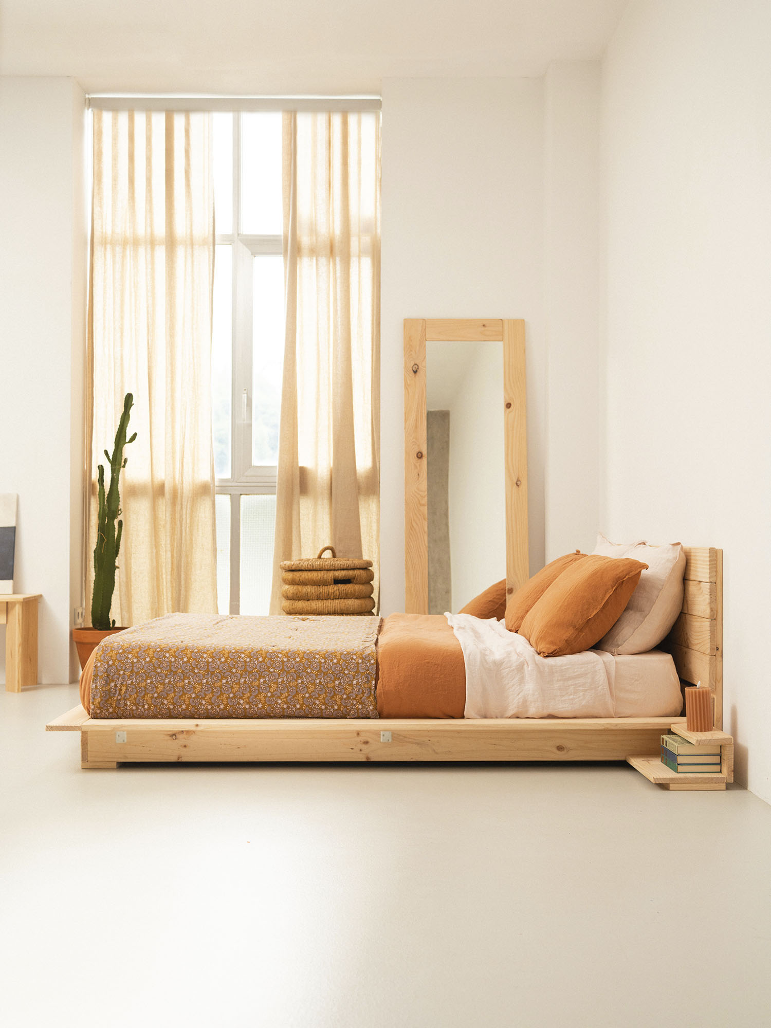 Imagen de ambiente 3 para:cama baja de madera natural de 160