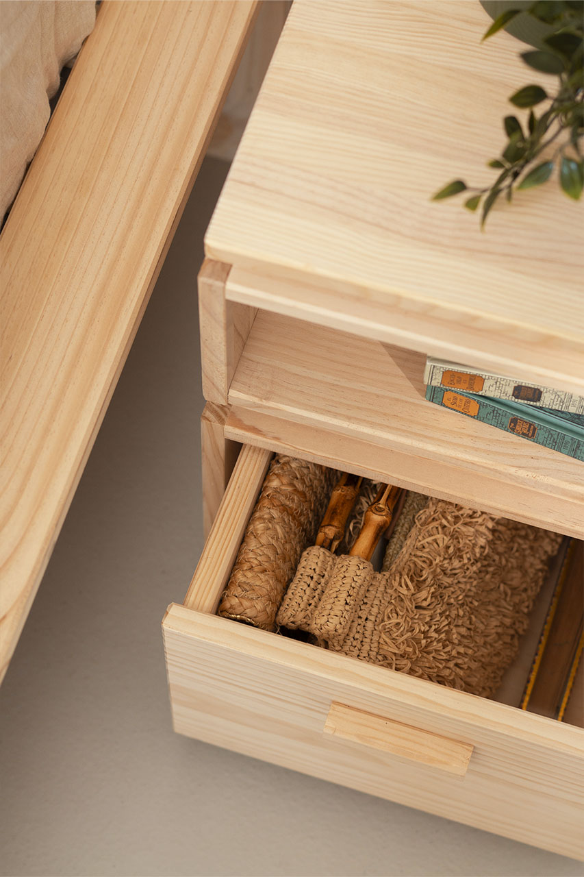 Imagen de ambiente 2 para:Mesita de noche pequeña de madera natural