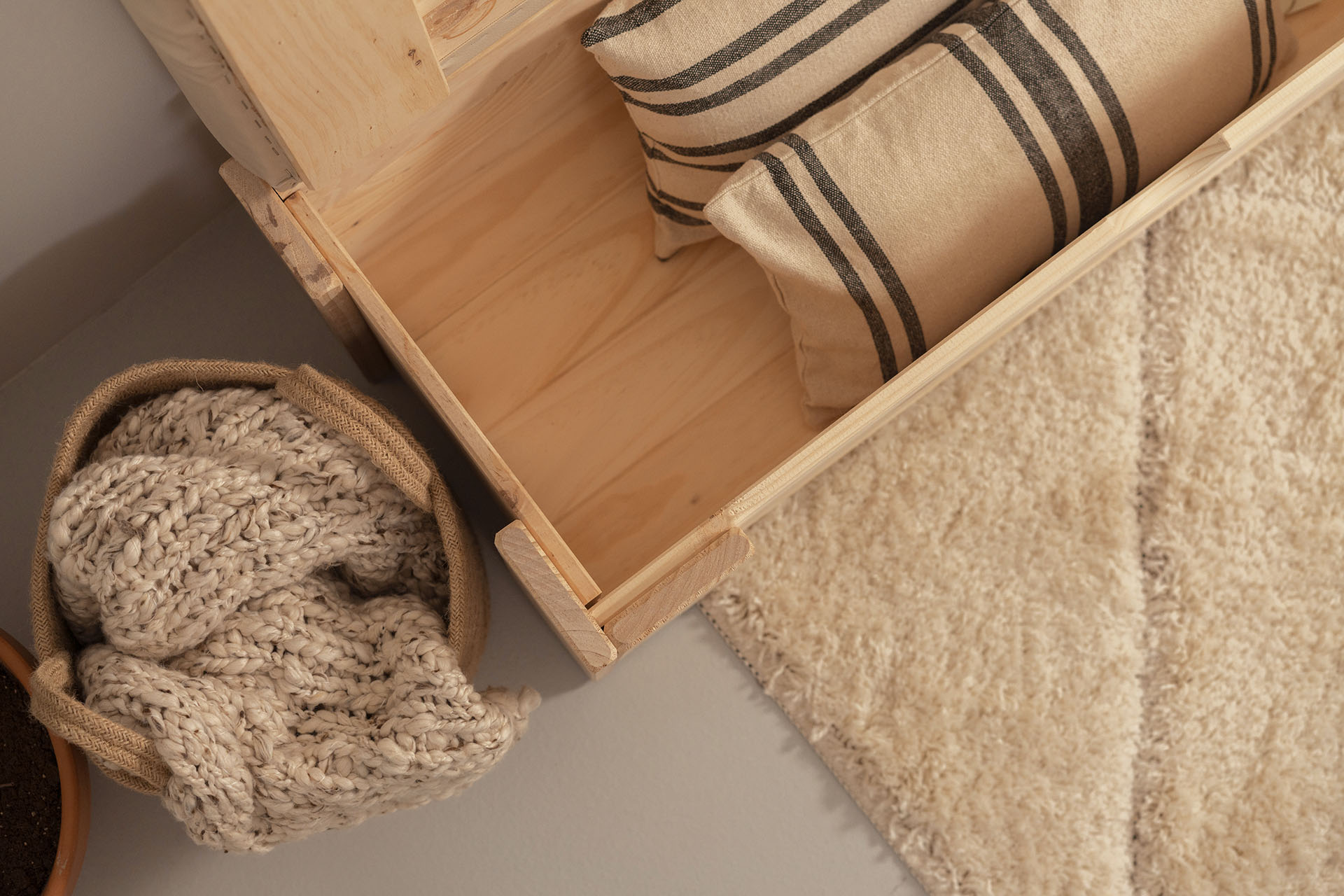 Baúl tapizado de 100 cm en madera NINAO