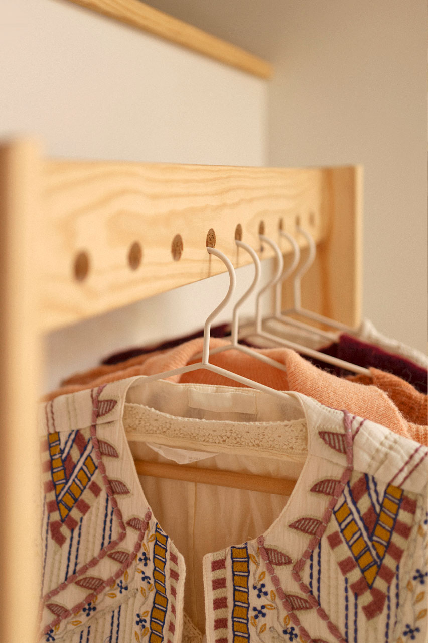 Imagen de ambiente 4 para:Perchero decorativo de madera maciza