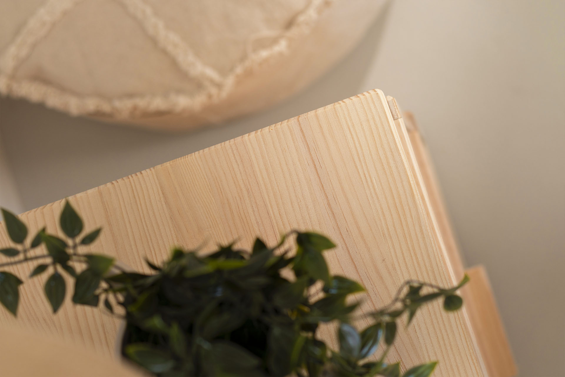Imagen de ambiente 5 para:Mesita de madera natural con cajón