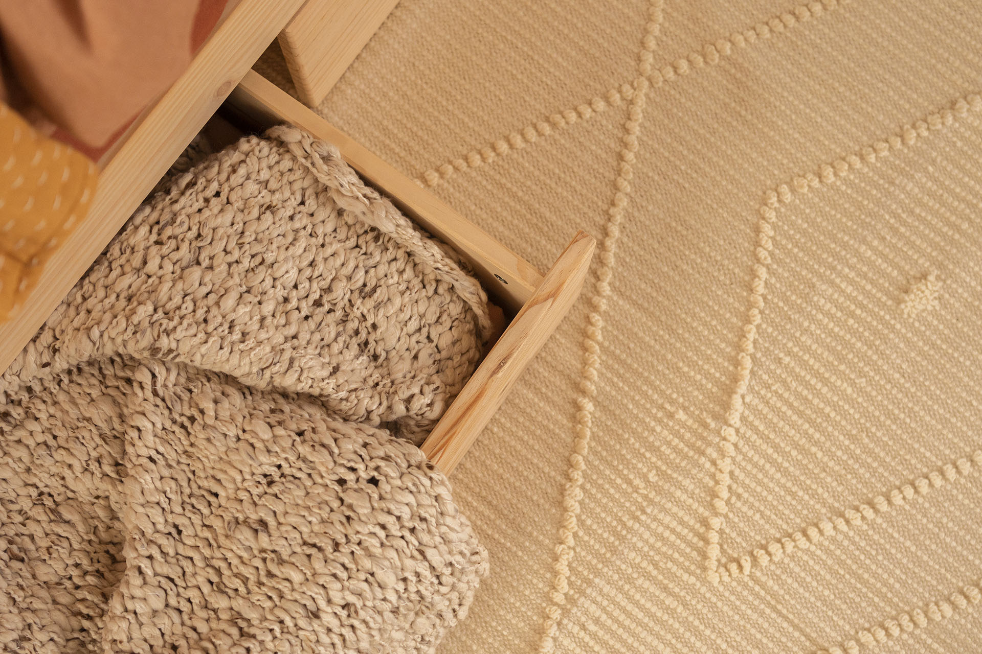 Imagen de ambiente 5 para:Cama nido compacta con cajones de madera natural